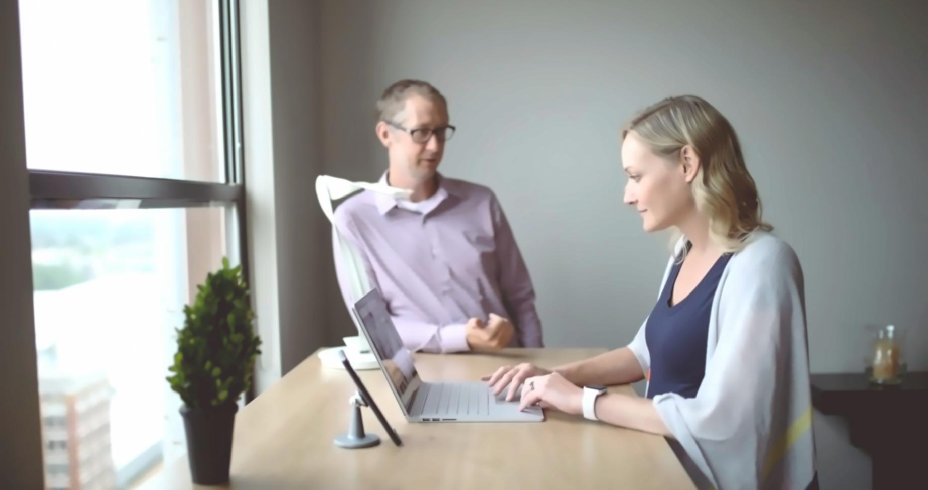 Teilnehmerin beim konzentrierten Arbeiten an Finanzunterlagen